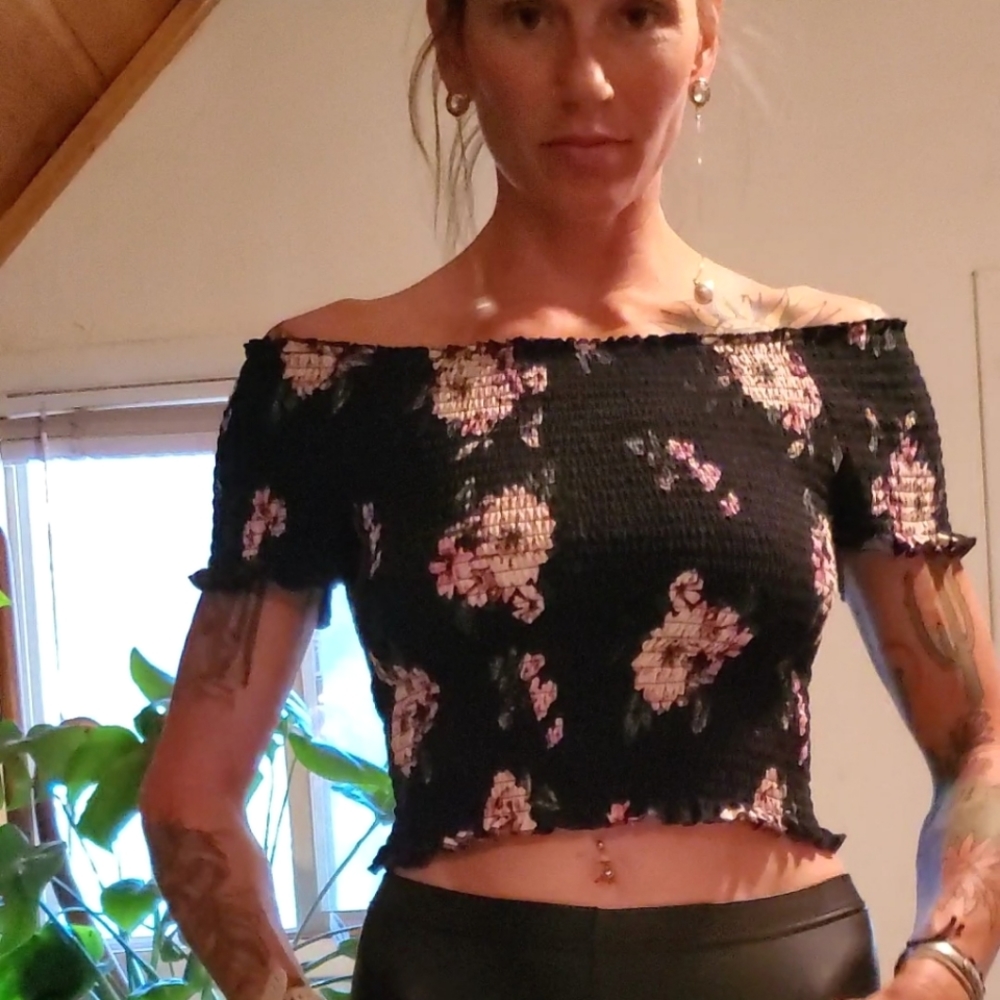 Adorable floral off shoulder scrunched crop top